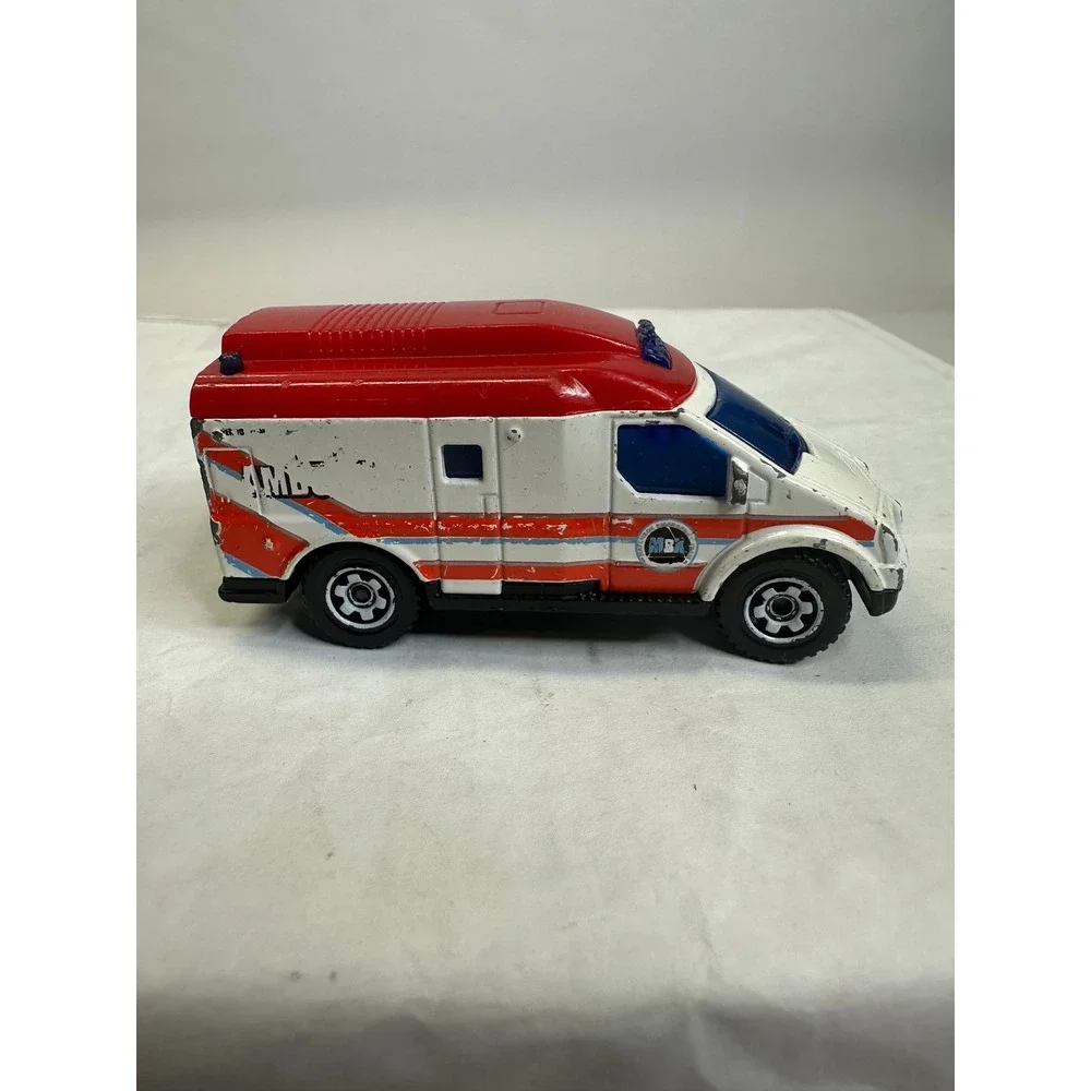 Matchbox Metro Ambulance‎ F11 Diecast Toy Vehicle 2003 White Red